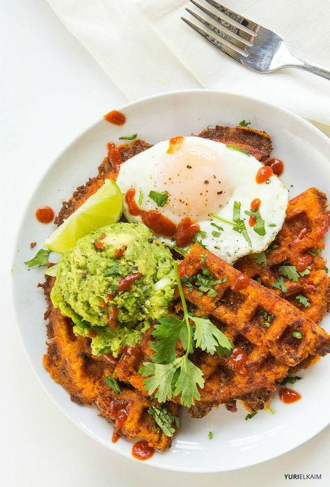 Sweet potato waffles don't have to be a hassle. With just 3 healthy ingredients, this sweet (or savory) recipe is one you'll come back to again and again. Potato Waffles, Delicious Paleo Recipes, Sweet Potato Waffles, Paleo Recipes Breakfast, Nigel Slater, Paleo Lunch, God Mat, Paleo Breakfast, Nutrition Health