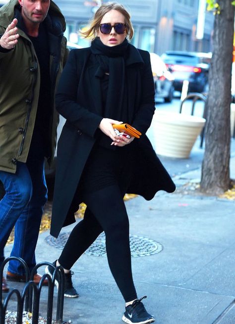 Adele looks chic in New York as she reveals she HAS written about ex-boyfriend… Adele Style, Slay Girl, Outfits To Copy, New York Street Style, Total Black, Looks Chic, Waist Jeans, Office Wear, Outfits Casuales