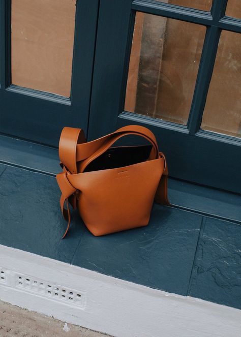 ACNE MUSUBI BAG. — LOVE CLOTH Acne Musubi, Musubi Bag, Women Bags Fashion, Leather Texture, Nice Tops, Makeup Bag, Madewell, Im Not Perfect, Bag Lady