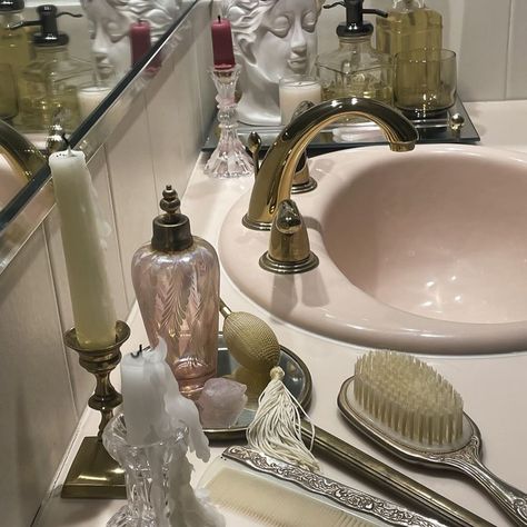 Vintage Bathroom Aesthetic, 1950’s Aesthetic, Audrey Hepburn 1950s, Dear Dolly, Teenage Room Decor, Antique Aesthetic, Teenage Room, Christmas Collage, Vintage Coquette