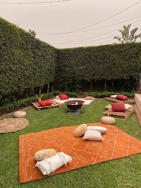 Picnic Backyard Ideas, Backyard Blanket Seating, Ground Seating Outdoor Party, Large Picnic Ideas, Relaxed Garden Party, Boho Backyard Picnic, Park Bbq Party, Outdoor Event Seating, Retro Backyard Ideas