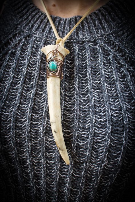 Necklace Sliding Knot, Deer Horn Jewelry, Carving Bone, Earth Crafts, Deer Antler Necklace, Antler Ideas, Deer Antler Decor, Armor Ideas, Viking Cosplay