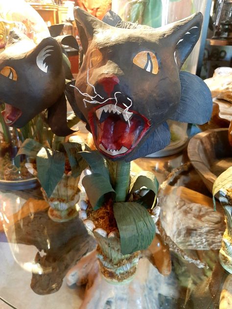 Beautiful paper mache Venus fly trap with a twist of vintage Halloween to it. Halloween Boutique, Rogers Gardens, Fly Trap, Venus Fly Trap, Fly Traps, Beautiful Paper, The Fly, Paper Mache, Vintage Halloween