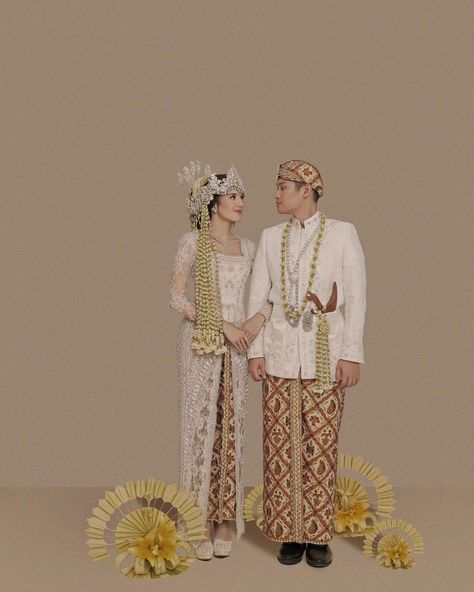 Cut beby tsabina dan rizki natakusumah melakukan pre-weeding menggunakan baju adat Sunda, Jawa Barat. Pakaian tradisional Indonesia. Sundanese traditional costume. #culture #budaya #busana #batik #kebaya #clothing #clothes #attire #outfit #asia Sundanese Wedding Dress, Jawa Pride, Kaca Aesthetic, Indonesia Traditional, Batik Kebaya, Foto Wedding, Wedding Essentials, Wedding Prep, Wedding Preparation