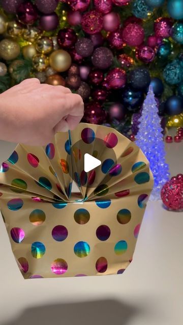 Stu Lux on Instagram: "Countdown Christmas 2024 ✨🎁🎄
.
#giftwrapping #howto #xmas #christmas #stulux #christmascountdown #countdowntochristmas #christmasgiftideas #giftideas #christmasgifts #christmascountdown #christmasideas #christmaswrappingideas #giftideas" Rapping Gifts, Rapping Paper, Countdown Christmas, Wrapping Techniques, Gift Wrapping Techniques, Craft Bags, Wrapping Ideas, Christmas 2024, Brown Paper