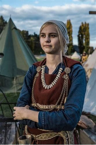 finnish iron age peplum - Bing images Iron Age Finnish Clothing, Traditional Finnish Clothing, Iron Age Clothing, Vikings Clothes, Estonian Clothing, Anglo Saxon Clothing, Nordic Clothing, Finnish Clothing, Viking Garb