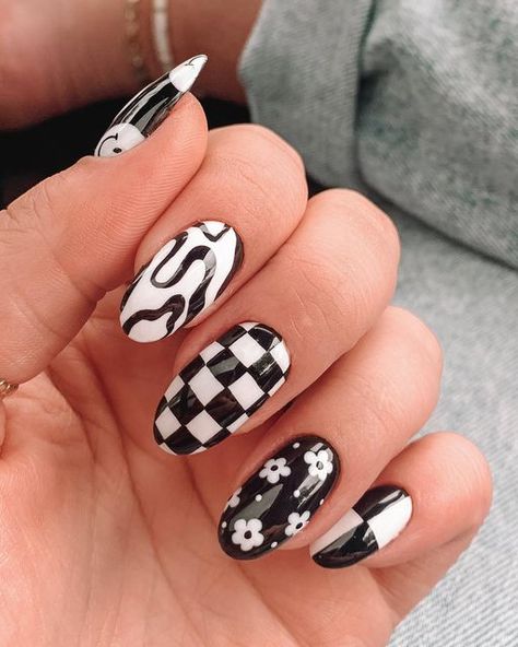 Acrylic Nails Checkered, At Home Nail Art, Summertime Nails, Nail Art Designs 2023, Winter Nail Art Designs, Checkered Nails, Black And White Nail Art, Quick Nail Art, Crazy Nail Art