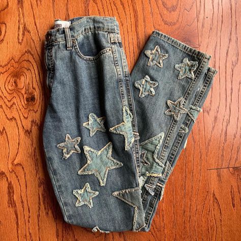 Star Aesthetic Clothing, Diy Jeans Aesthetic, Upcycled Clothes Aesthetic, Upcycled Clothes Ideas, Cool Sewing Ideas, Nerdcore Fashion, Pant Embroidery Design, Star Aesthetic Clothes, Upcycling Clothes Ideas