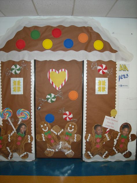 Gingerbread house Christmas classroom door cover. Made with paper, painted paper plates covered with plastic wrap. Gingerbread House Classroom Door, Gingerbread House Classroom, Gingerbread Door, Classroom Boards, Christmas Door Decorating Contest, Christmas Classroom Door, Jan Brett, Pto Ideas, School Door Decorations