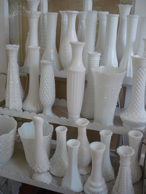 Vintage Glass Vases, Milk Glasses, Vases Ideas, Vases Diy, Milk Glass Decor, Milk Glass Vases, Long Vases, Glass Things, Milk Glass Collection