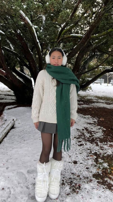 Green Scarf Outfit Winter, Chunky Knit Scarf Outfit, Winter Wonderland Outfit Ideas, Green Scarf Outfit, White Scarf Outfit, Chunky Scarf Outfit, Knit Scarf Outfit, Big Scarf Outfit, Dark Green Scarf