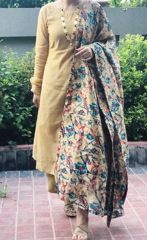 Plain Suit With Printed Dupatta, Suit With Floral Dupatta, Yumna Zaidi Dresses, Floral Dupatta, Contrast Dupatta, Plain Suit, Simple Suit, Girly Pics, Salwar Neck Designs