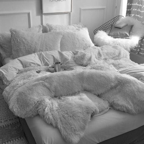 Fluffy Grey Bedding, Fluffy Cover Bed, Fluffy Bed Sheets Aesthetic, Comfy Bed Comforters, Aesthetic Comfy Bed, Bedroom Bedsheet Ideas, Fluffy Bedding Aesthetic, Comfy Bed Sheets, Grey Fluffy Bedding