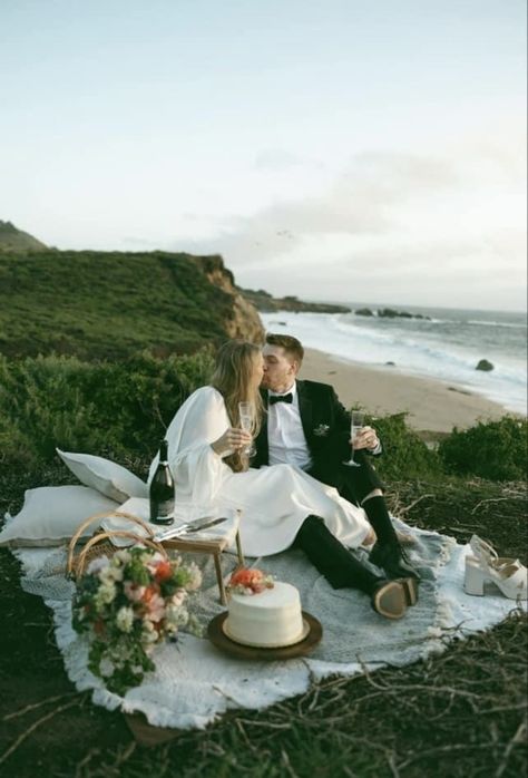 Pre Wedding Shoot Ideas Picnic, Elopement On Beach, Anniversary Beach Photos, Elopement Ideas Beach, Elopement Picnic, Pre Wedding Photoshoot Beach, Beach Elopement Ideas, Wedding Day Accessories, Oahu Elopement