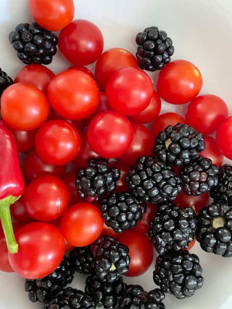 red tomato, blackberries, red pepper, bright colors, assorted colors, sharp quality, beautiful fruit Homemade Aesthetic, Assorted Fruits, Gardening Food, Baby Tomatoes, Food Fruit, Summer Salad, Fruits And Veggies, Peppers, Blackberry