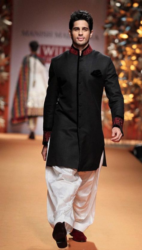 The hot favorite Sidharth Malhotra for ManishMalhotra. Looks graceful in that patiala. What do you say? http://goo.gl/ejbrXO Kurta With Dhoti, Indian Groom Wear, Black Kurta, Sidharth Malhotra, Men's Ethnic Wear, India Fashion Week, Indian Men Fashion, Formal Mens Fashion, Manish Malhotra