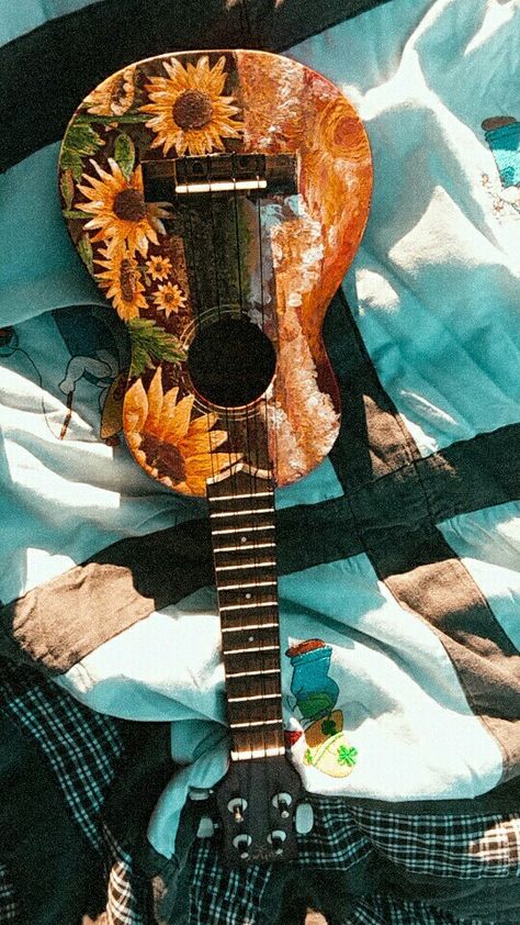 Painting On Guitar Aesthetic, Painting On Guitar Ideas, Painted Guitar Acoustic, Painting On Guitar, Decorated Guitar, Ukulele Painting, Painting Guitar, Acoustic Guitar Art, Painted Ukulele