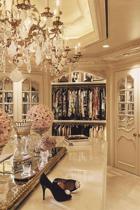 Pinterest’s best walk in wardrobes: inspiration photos – Vogue Australia Walk In Closet Luxury, Elegant Closet, بيوت ملكية, Pretty Closets, Dream Closet Design, Beautiful Closets, Luxury Closets Design, Dream Closets, Dream House Rooms