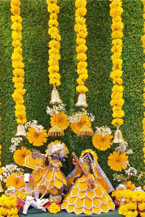 Krishna Janmashtami Decoration, Krishna Shringar, Mandir Decoration, Indian Wedding Gifts, Janmashtami Decoration, Radhe Krishna Wallpapers, Ganpati Decoration Design, Flower Decorations Diy, Kolam Rangoli