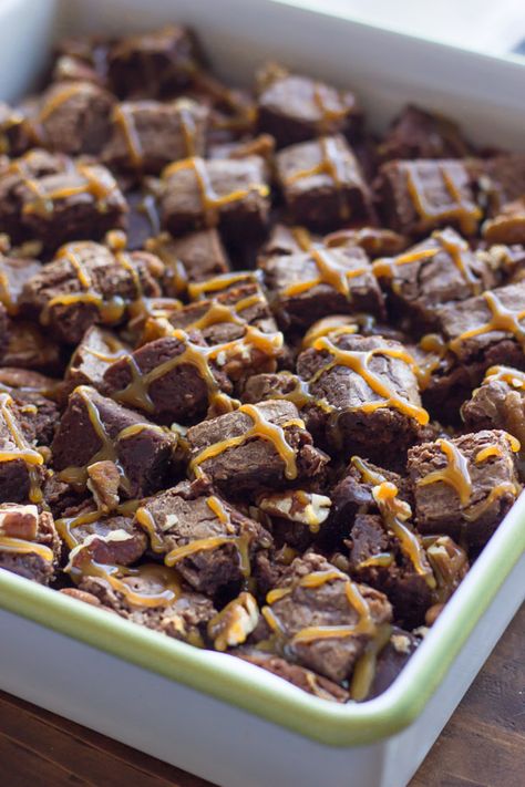 Copycat Zupas Rockslide Brownies - a fudgy brownie, topped with pecans & drizzled with caramel Brownie Bits, Fudgy Brownie, Krispy Treats, Brownie Toppings, Blondie Brownies, Whoopie Pies, Fudgy Brownies, Little Kitchen, Brownie Bar