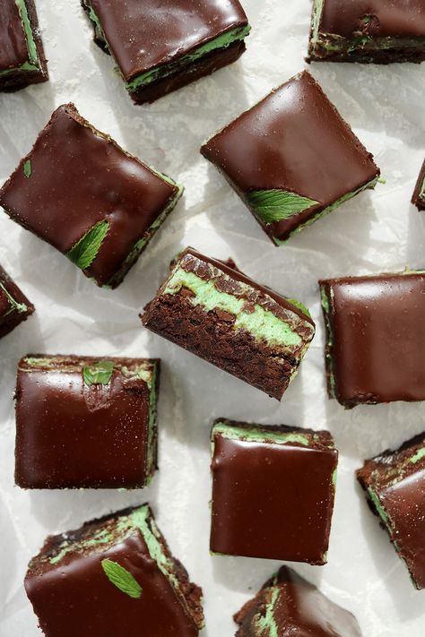 Vegan Mint Brownies, Mint Chocolate Brownies, Vegan Bars, Mint Desserts, Vegan Pastries, Chocolate Chip Brownies, Vegan Brownies, Mint Brownies, Brownie Toppings