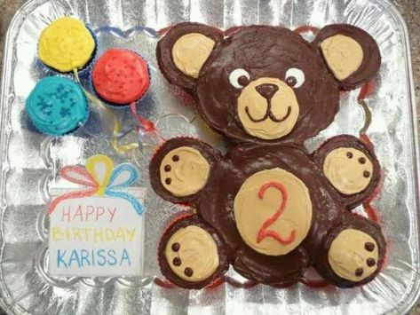 Teddy bear pull apart cake Bear Cupcake Cake, Teddy Bear Cupcakes, Baby Shower Desserts Boy, Pull Apart Cupcake Cake, Pull Apart Cake, Cake Pulls, Bear Cupcakes, Diy Birthday Cake, Pull Apart Cupcakes