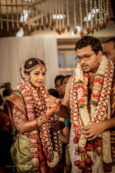 Telugu Brahmin Wedding, Traditional Wedding Photography, Brahmin Wedding, Indian Wedding Garland, Flower Garland Wedding, Poses Couple, Telugu Wedding, Wedding Garland, Bride Photoshoot