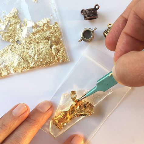 Apply gold leaf to almost-cured resin strips and roll them into dramatic beads that you can wear as pendants. Amazing Resin, Ice Resin, Resin Jewelry Making, Resin Uses, Resin Ideas, Resin Jewellery, Clay Jewellery, Diy Resin Crafts, Jewellery Ideas