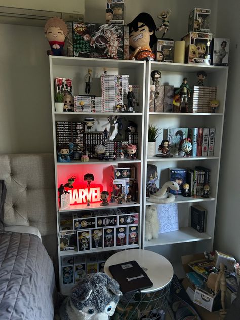 Male Bedroom Shelves, Funko Shelf Display, Comic Room Aesthetic, Funko Pop Bookshelf, Collectors Bedroom, Manga Display Shelf, Nerd Apartment, Nerd Office, Funko Pop Display Ideas