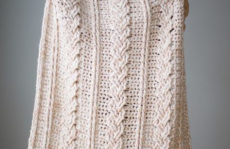 [Free Pattern] Gorgeous Chunky Braided Cabled Blanket - Knit And Crochet Daily Large Crochet Hooks, Crocheted Blanket, Crochet Afgans, Confection Au Crochet, Crochet For Beginners Blanket, Crochet Cable, Crochet Blanket Afghan, Crochet Gratis, Crochet Simple