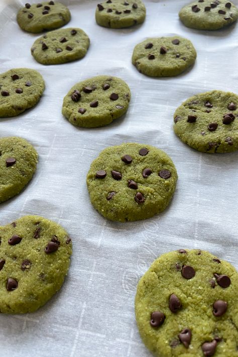 Chocolate Chip Spinach Cookies Spinach Cookies, Tiny Bellies, Cookies Chocolate Chip, Edible Cookie Dough Recipe, Banana Cookies, Healthy Cookie Recipes, Cookie Dough Recipes, Edible Cookie Dough, Cookies Chocolate