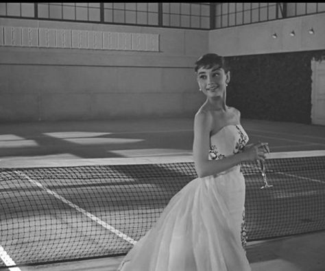 Sabrina Audrey Hepburn, Sabrina 1954, Old Hollywood Aesthetic, Audrey Hepburn Movies, Aubrey Hepburn, Hollywood Aesthetic, Audrey Hepburn Photos, Audrey Hepburn Style, I Love Cinema