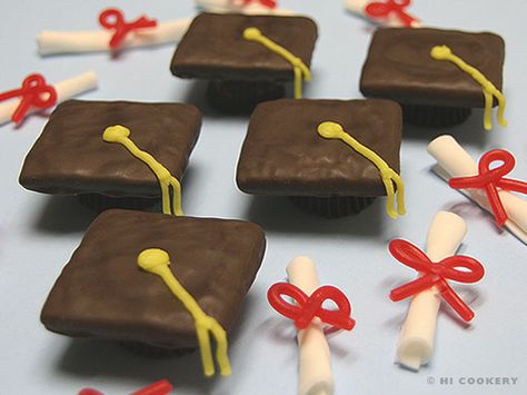 Graduation Cookie Candy Caps Candy Graduation Caps, Diploma Cookies Graduation, Edible Graduation Caps, Graduation Cap Candy Ideas, Graduation Cap Treats, Easy Graduation Cookies, Graduation Cap Candy, Chocolate Graham Cracker Cookies, Graduation Cap Cookies