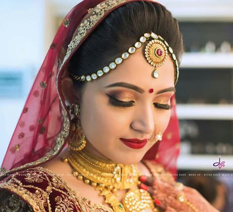 Indian Bride Hairstyle With Dupatta, Ambada Hairstyle, Dupatta On Head, Small Tikka, Best Wedding Themes, Bride Pics, Dulhan Makeup, Rajasthani Bride, Marriage Jewellery