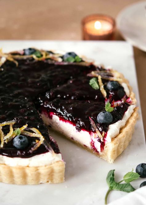 Sweet tart with a velvety smooth mascarpone cream filling and jammy blueberries on top. Perfect summer pie! Mascarpone Pie, Blueberry Mascarpone, Whipped Mascarpone, Fruit Tart Recipe, Cheesecake Tarts, Summer Pie, Blueberry Tart, Cream Tart, Mascarpone Cream