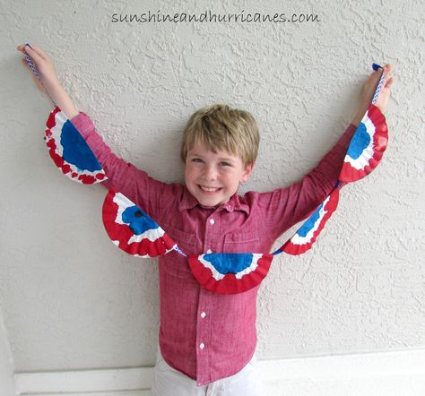 Want a super easy and fun 4th of July craft (also great for any other patriotic holiday) you kids can make with supplies you probably already have on hand?Coffee filters and a little paint and you've got great decor for 4th of July! DIY Kid’s Patriotic Bunting. SunshineandHurricanes.com Diy Patriotic Bunting, Diy American Flag, Diy Coffee Filter, American Flag Bunting, 4th Of July Craft, 4th Of July Picnic, Independence Day Wallpaper, Patriotic Bunting, Kid Summer