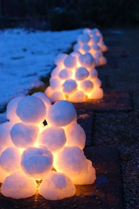 DIY Front Yard Christmas Decorating Projects • A round-up of great Ideas and Tutorials! Including, from 'little green fingers', learn how to make these cool snow lanterns! Schnee Party, Christmas Decoration Outdoor, Diy Christmas Yard Decorations, Outdoor Christmas Diy, Diy Christmas Lights, Outdoor Christmas Decor, Christmas Yard Decorations, Christmas Decorations Diy Outdoor, Navidad Diy