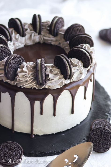 Oreo Ice Cream Cake - A baJillian Recipes Graduation Cake Ideas, Brownie Ice Cream Cake, Oreo Ice Cream Cake, Oreo Filling, Homemade Ice Cream Cake, Ice Cream Birthday Cake, Oreo Cream, Ice Cream Cake Recipe, Oreo Ice Cream