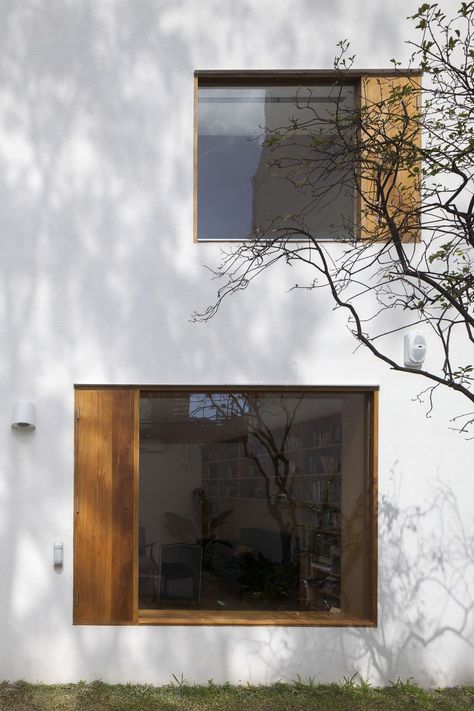 Joselevich . Rascovsky . casa cinco patios . buenos aires (1) Timber Louvres, Townhouse Exterior, Residential Windows, Square Windows, Architecture Logo, Creative Architecture, Exhibition Booth Design, Wood Windows, Picture Windows