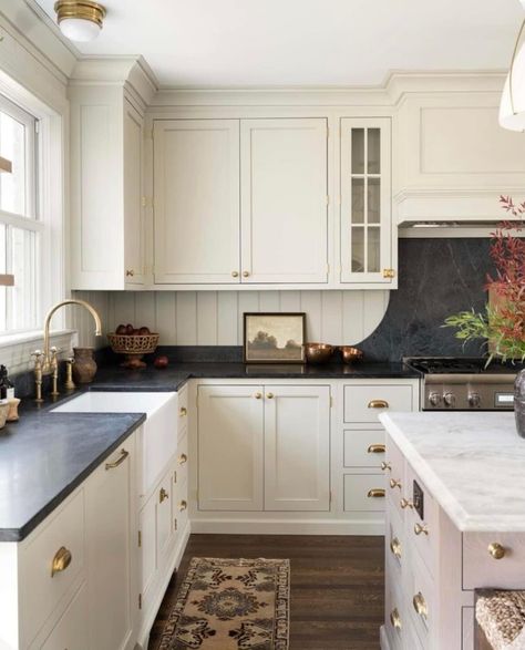 Beadboard Kitchen Backsplash, Modern Traditional Interior Design, Classic American Home, Beadboard Kitchen, Farmhouse Kitchen Backsplash, Shiplap Backsplash, Kitchen Ikea, Black Countertops, Traditional Interior Design