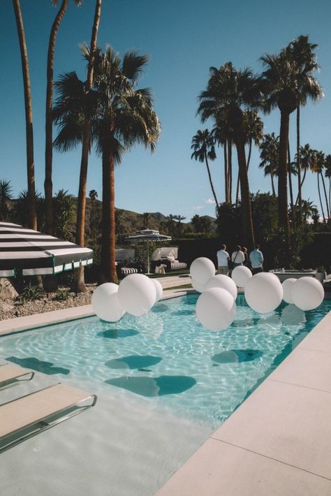 Modernism Week | Christopher Kennedy Compound 2019 Palm Springs Palm Springs Dinner Party, Palm Springs Hens, Pool Party Set Up Ideas, Luxury Pool Party, Beach House Party, Pool Wedding Decorations, Modernism Week Palm Springs, Bachelorette Pool, Wedding Pool Party