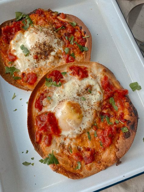 Easy Gluten Free Breakfast Tortilla Pizzas. A simple, healthy, and quick meal for any time of day! #breakfast #lunch #pizza #breakfastpizza #tortillapizza #glutenfree #dairyfree #healthyfood #easyrecipes Tortilla Breakfast Pizza, Pizza With Tortilla, Gathered Nutrition, Brunch Savory, Tortilla Breakfast, Tortilla Pizzas, Apartment Recipes, Lunch Pizza, Pizza Tortilla