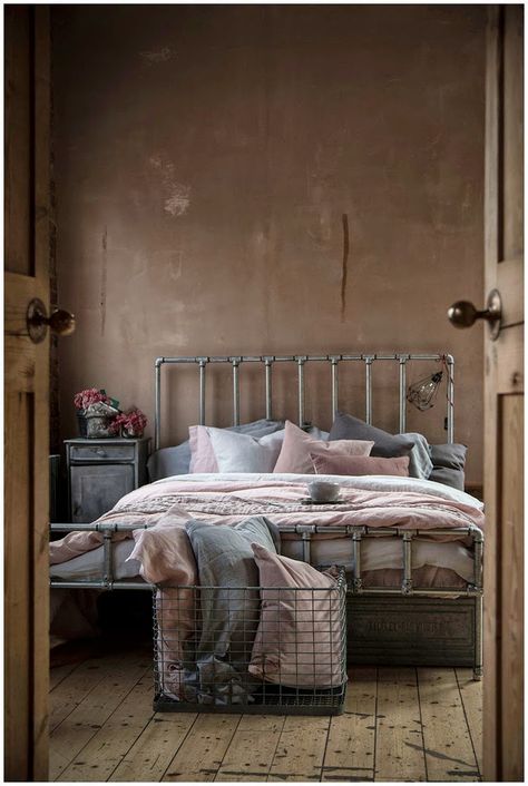 Cool idea. Looks like the bed frame is made from galvanized pipe.  Now that is really industrial! Industrial Chic Bedroom, Pipe Bed Frame, Pipe Bed, Industrial Bed, Murphy Bed Ikea, Bed Interior, Warehouse Home, Feminine Bedroom, Galvanized Pipe