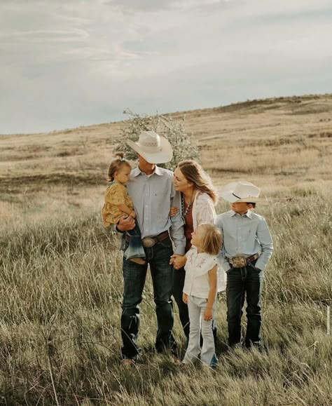 Modern Western Family Photoshoot, Wyoming Family Photos, Family Picture Outfits Western, Christmas Family Photos Western, Family Western Pictures, Western Style Family Photoshoot, Dream Life Aesthetic Family Country, Ranch Family Pictures, Cute Country Family Photos