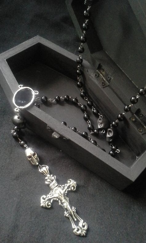 Gothic Rosary in Coffin Case Gothic Rosary, Gothic Accessories, Gothic Steampunk, Black Skull, Dark Gothic, Black Skulls, Black Hand, A Cross, Gothic Jewelry