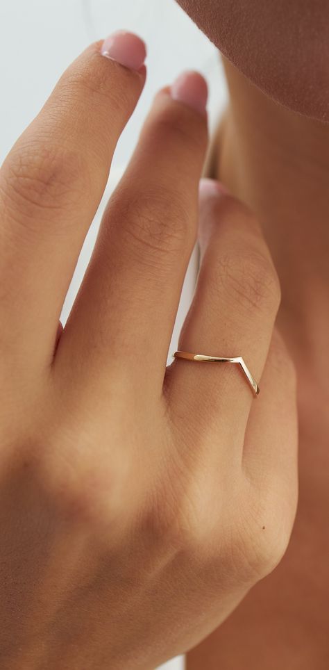 V Ring Design, Minimal Rings Gold, Minimal Rings Minimalist Jewelry, Sleek Rings, Jewlery Aesthetic, Womens Rings Simple, Classy Rings, Minimalist Jewelry Gold, Modern Gold Ring