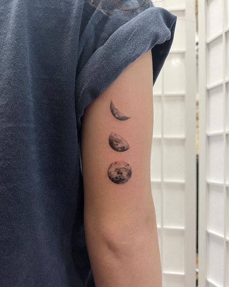 Lunar Eclipse Tattoo, Waxing Gibbous Moon Tattoo, Eclipse Tattoo, Matching Bff Tattoos, Luna Tattoo, Circular Tattoo, Full Moon Tattoo, Moon Phases Tattoo, Circle Tattoo