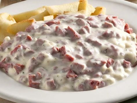 Chipped Beef Gravy, Cream Chipped Beef Recipe, Nostalgic Food, Creamed Chipped Beef, Homemade Beef Jerky, Creamed Beef, Dried Beef, Homemade Meatloaf, Cracker Candy