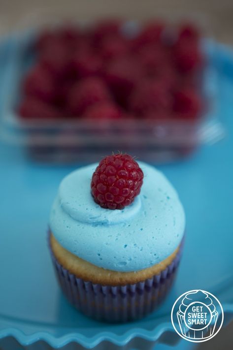 Vanilla Cupcakes with Blue Raspberry Frosting Eevee Cupcakes, Frost Cupcakes, Homemade Macarons, Cupcake Frosting Recipes, Vanilla Bean Cupcakes, Raspberry Frosting, Vanilla Cream Cheese Frosting, Caramel Rolls, Ideas Cupcakes