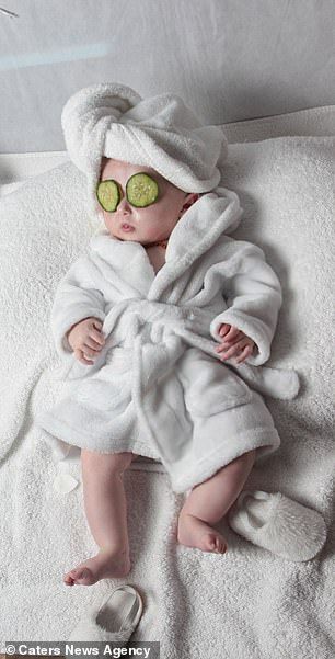 Infant Spa Photoshoot, Baby Spa Photoshoot, Baby Cute Pictures, Spa Pictures, Babies Pictures, Massage Bebe, Funny Baby Faces, طفلة حديثة الولادة